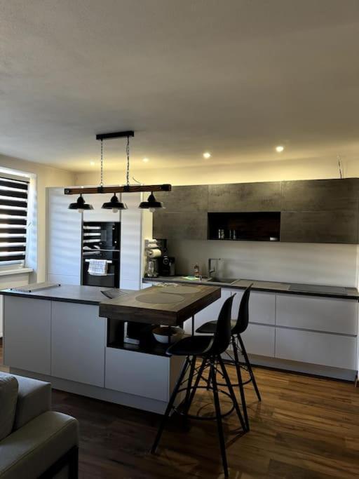 Modern Apartment In City Centre Banská Bystrica Exteriör bild