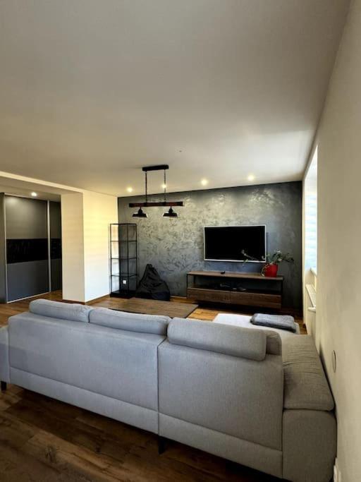 Modern Apartment In City Centre Banská Bystrica Exteriör bild